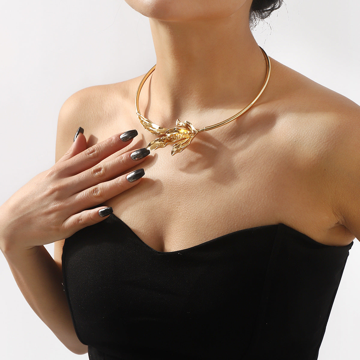 Collana con ciondolo a foglia botanica vintage da donna, girocollo in lega con catena delicata e medaglione