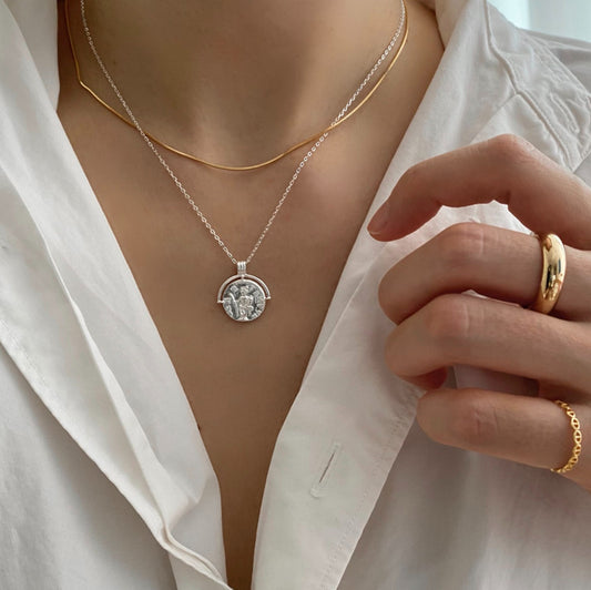 Elegante collar de dije ovalado minimalista en plata de ley 925 con diseño de personaje en cadena de cuentas