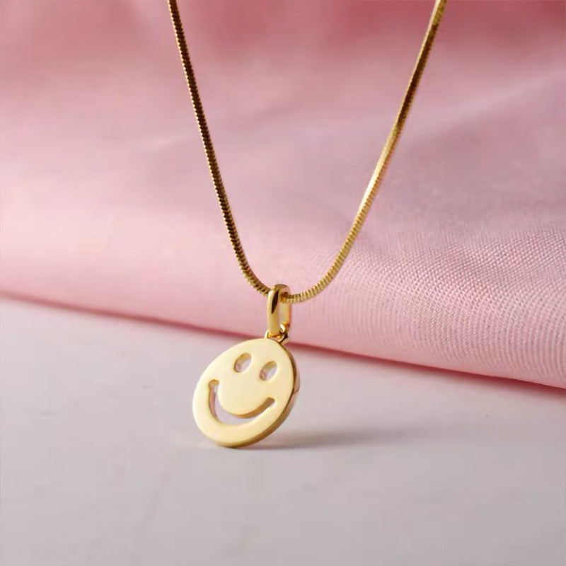 Collana Minimalista con Faccina Sorridente in Acciaio al Titanio con Finitura Placcata su Catena Snake Unisex