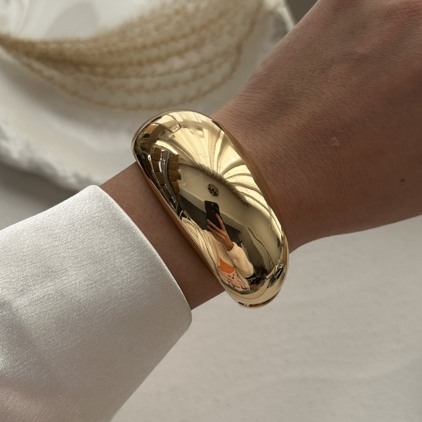 Bracciale rigido dorato in lega geometrico largo con design a molla a onda irregolare