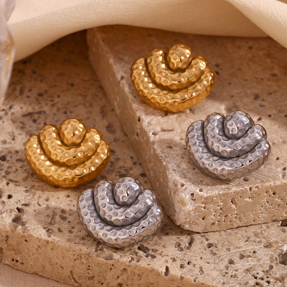 Orecchini a perno geometrici minimalisti a forma di ventaglio in acciaio inossidabile placcato oro 18K con texture martellata