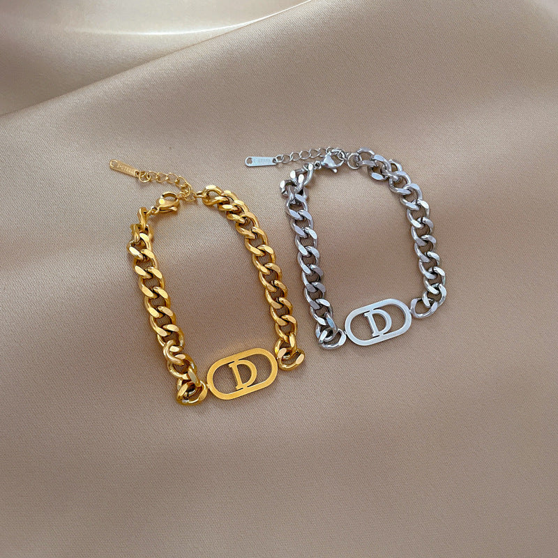 Pulsera minimalista de acero de titanio con letra D para mujer, con baño de oro y textura ondulada