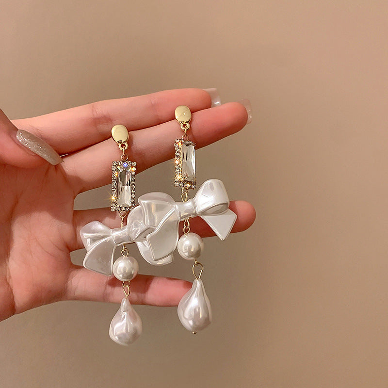 Orecchini a perno con perle dolci, eleganti e floreali per donna con perni in argento sterling 925