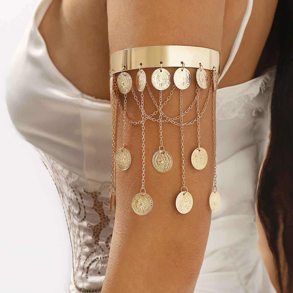 Exótica pulsera abierta tipo brazalete para mujer, con borla larga en forma de moneda y acabado de hierro chapado