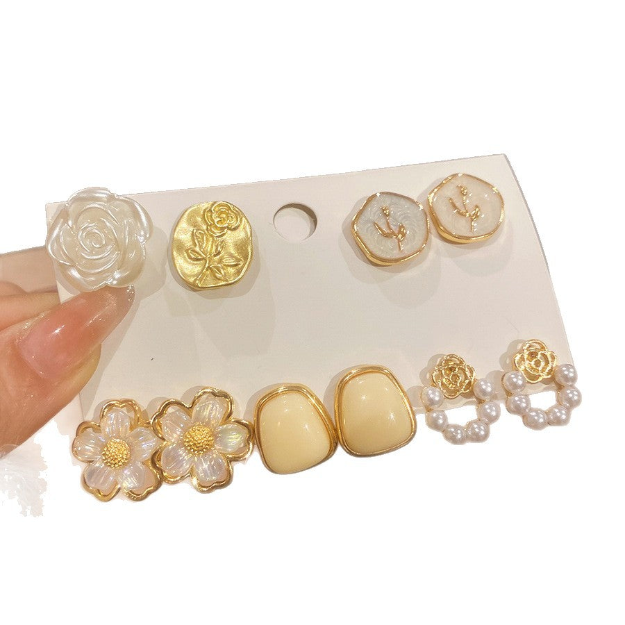 Elegante juego de pendientes de botón florales con perlas para mujer, con acabado de esmalte al óleo y postes de acero inoxidable