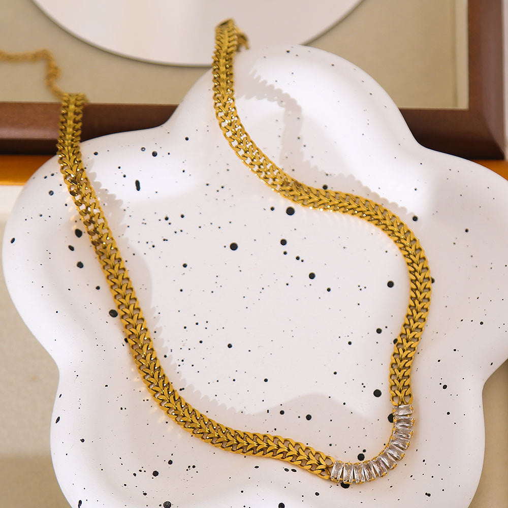 Collar Minimalista con Cadena Cubana en Acero de Titanio en Forma de U con Colgante con Incrustaciones de Zirconia