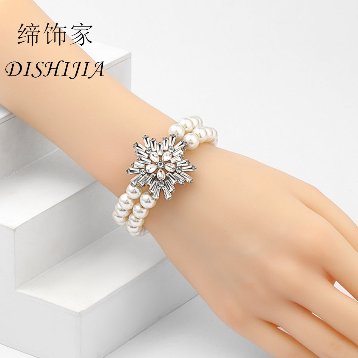 Collana da donna minimalista geometrica in lega con intarsi di strass e accento floreale, catena regolabile con perline rotonde