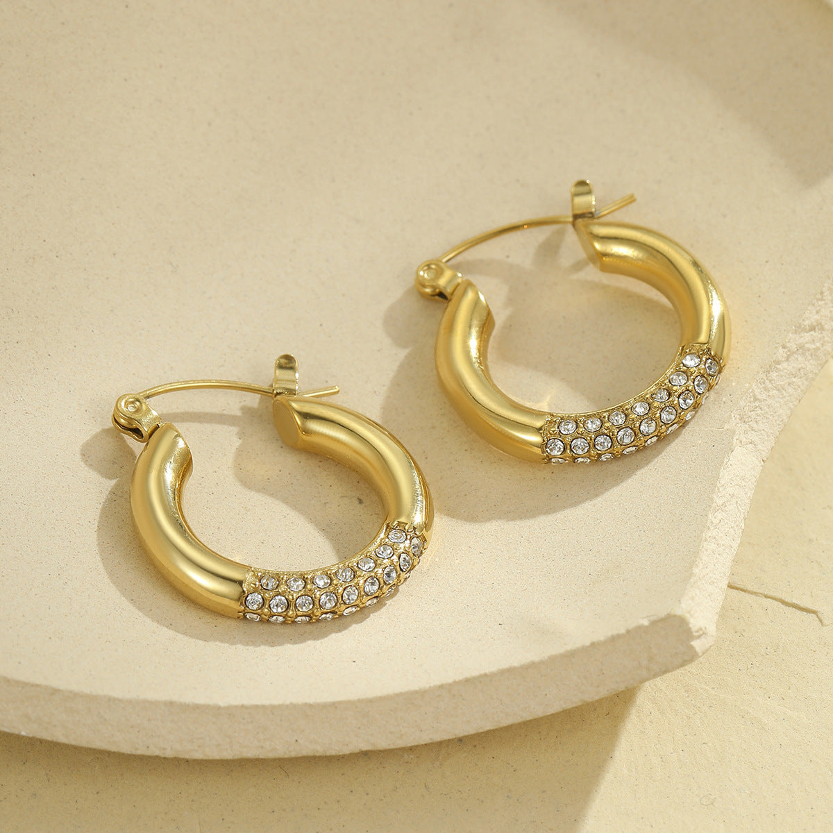Pendientes de Aro Minimalistas Geométricos de Acero Inoxidable Chapados en Oro para Mujer con Detalles de Diamantes de Imitación