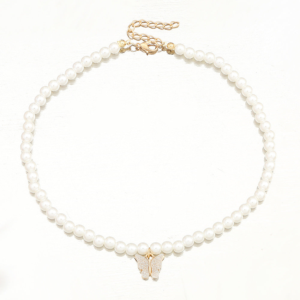 Collar minimalista con colgante de mariposa para niñas, de aleación de metal con cadena de perlas, longitud ajustable