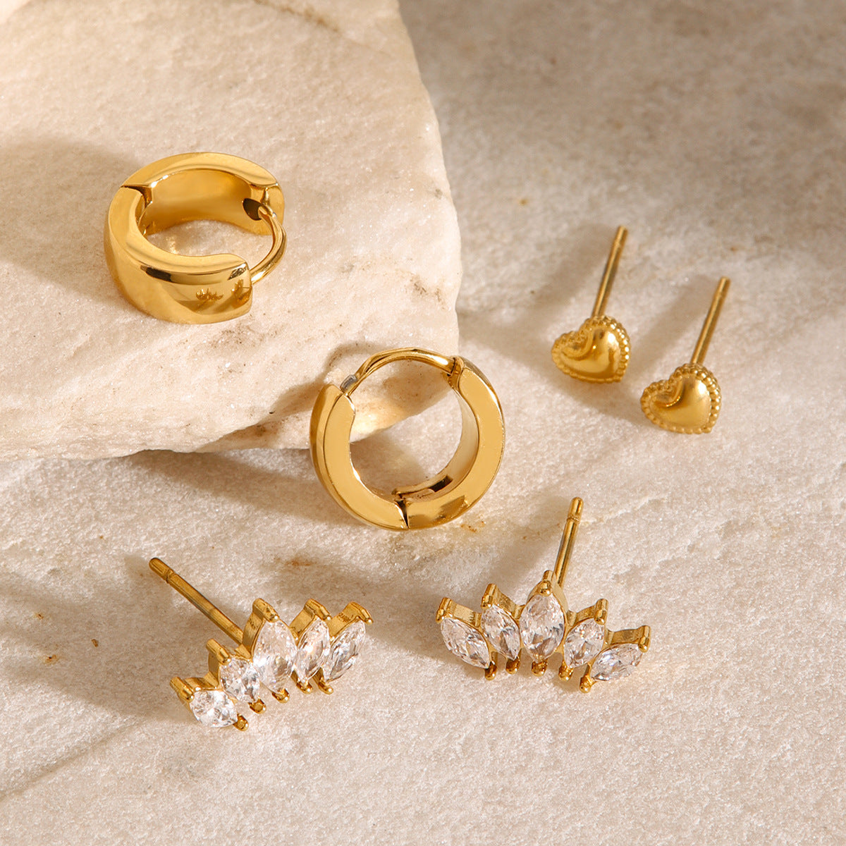 Orecchini a perno geometrici minimalisti in acciaio inossidabile con strass e finitura placcata da donna