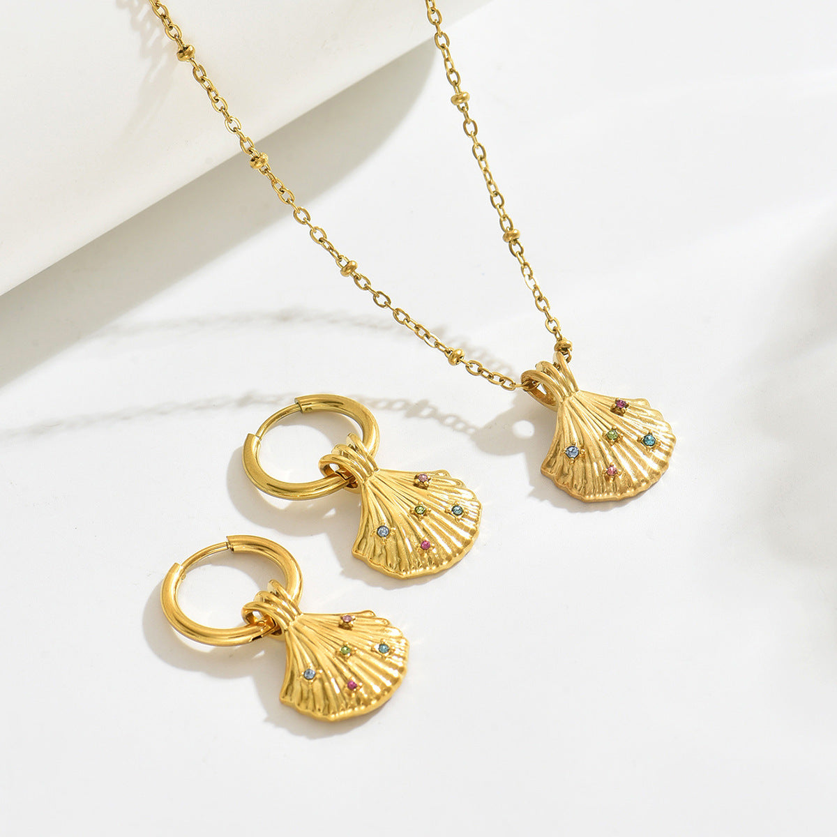 Set di collana e orecchini a pendente con conchiglia minimalista da donna ispirati all'oceano in rame con intarsio di strass
