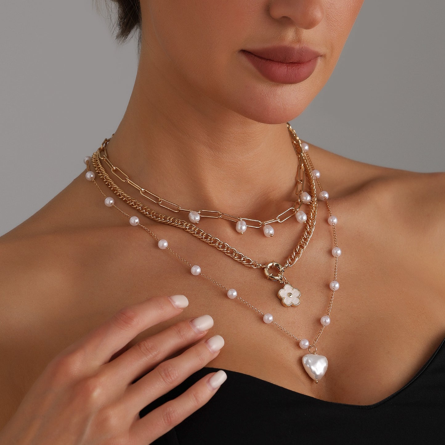 Vintage Floral Five-Petal Flower Heart Pendant Necklace for Women Alloy Electroplated Clavicle Chain