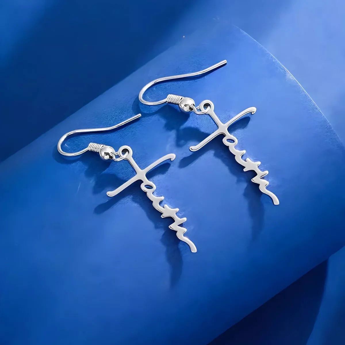 Orecchini da donna minimalisti e moderni in acciaio inossidabile a forma di croce con finitura placcata