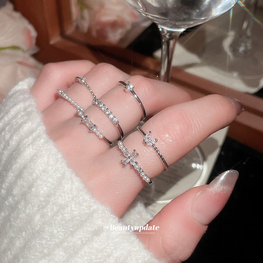 Elegante Anello a Fiore in Zirconia Francese con Accenti di Perle da Donna — Anelli Minimalisti a Misura Aperta per Dito Indice con Estetica di Lusso