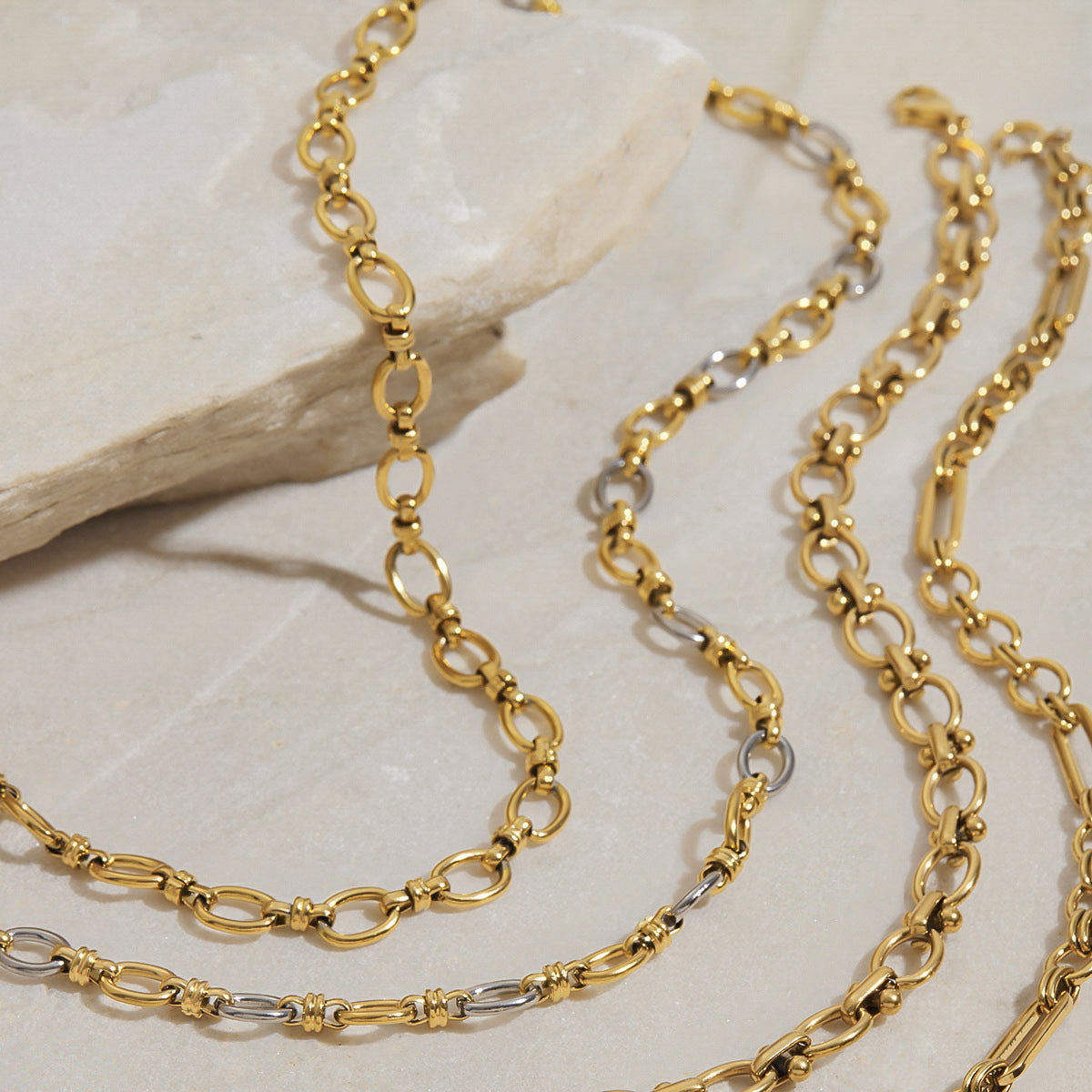 Elegante collar de acero inoxidable con baño de oro de 18 quilates y colgante de acero de titanio para mujer