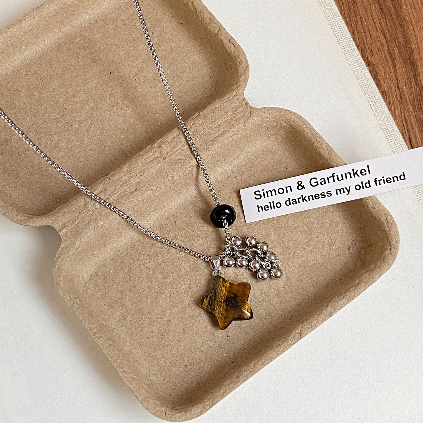 Collana con ciondolo geometrico minimalista in acciaio inossidabile con perle di occhio di tigre da donna, catena leggera casual per maglione con finitura placcata