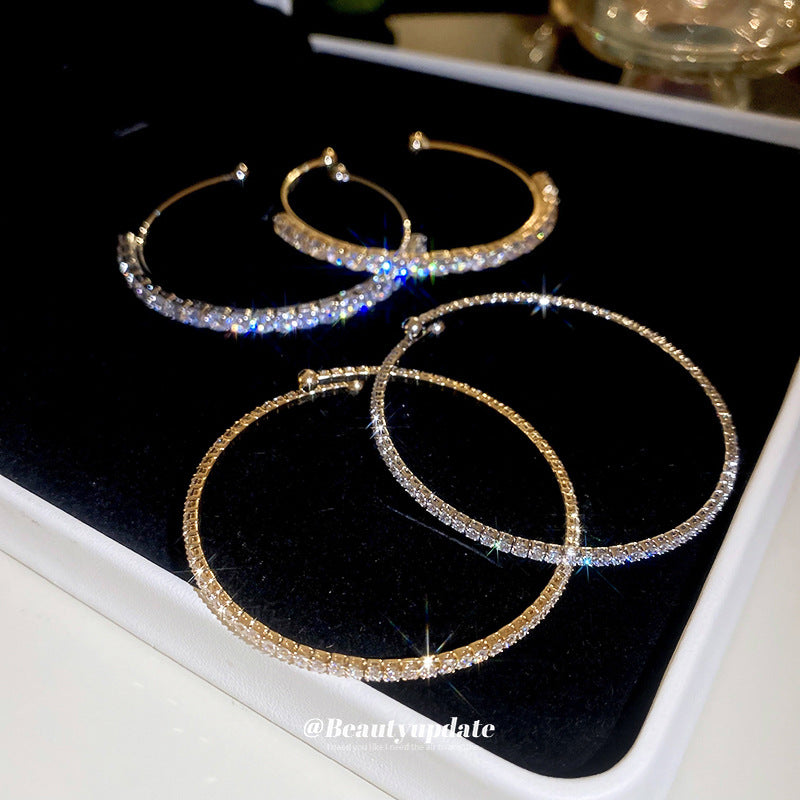 Bracciale rigido aperto da donna minimalista ed elegante in rame con intarsio di strass