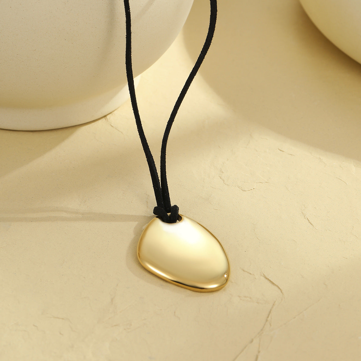 Collar Minimalista Geométrico Irregular de Acero Inoxidable con Colgante de Acero de Titanio Bañado en Oro de 18K