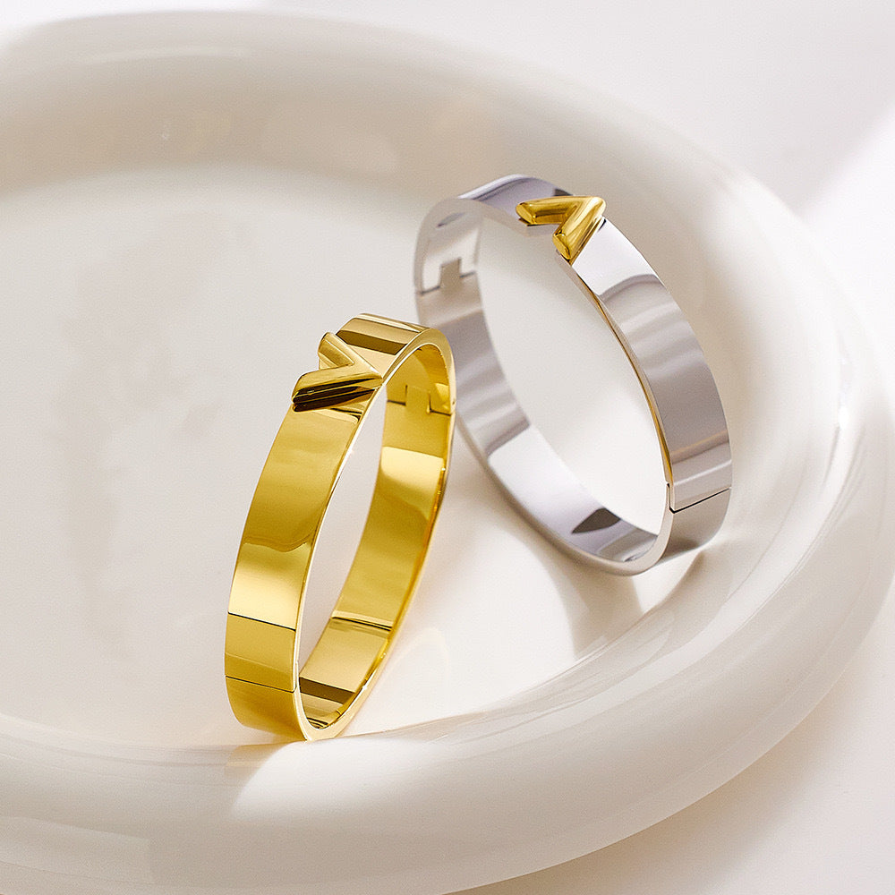 Bracciale minimalista in acciaio al titanio a V con chiusura placcata oro per uomo e donna