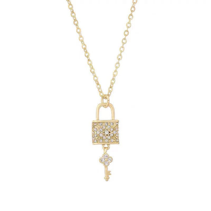 Collana con Ciondolo a Chiave in Acciaio al Titanio alla Moda con Intarsio di Strass Completo su Catena a Sfera per Donna