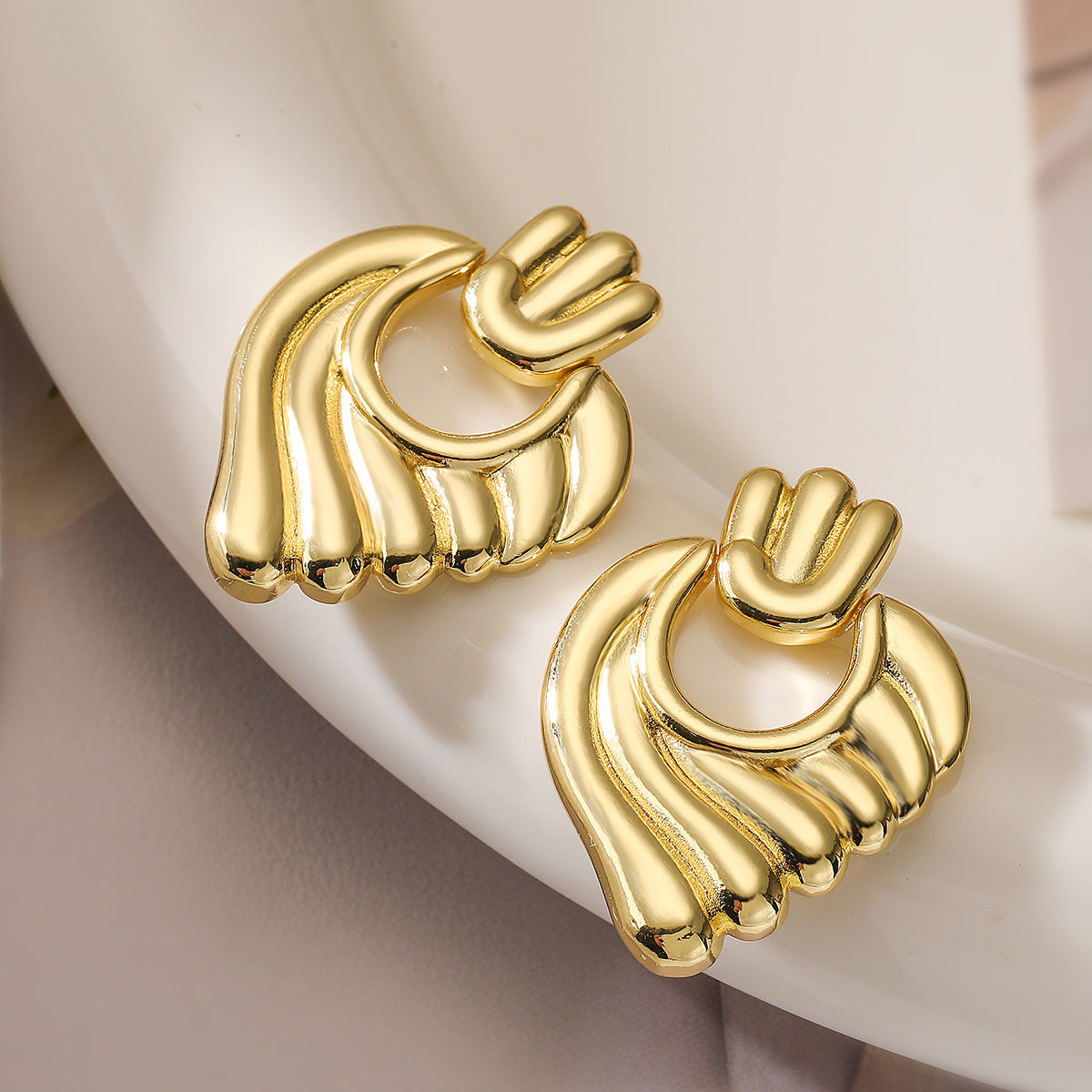 Minimalist Irregular Geometric Heart-Shaped Copper Earrings for Women Lightweight Luxury-Style Fashion Ear Jewelry