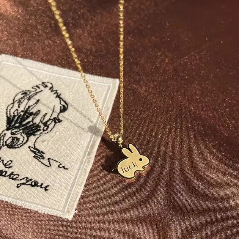 Collana con ciondolo coniglietto portafortuna minimalista in acciaio al titanio placcato oro per donna e uomo