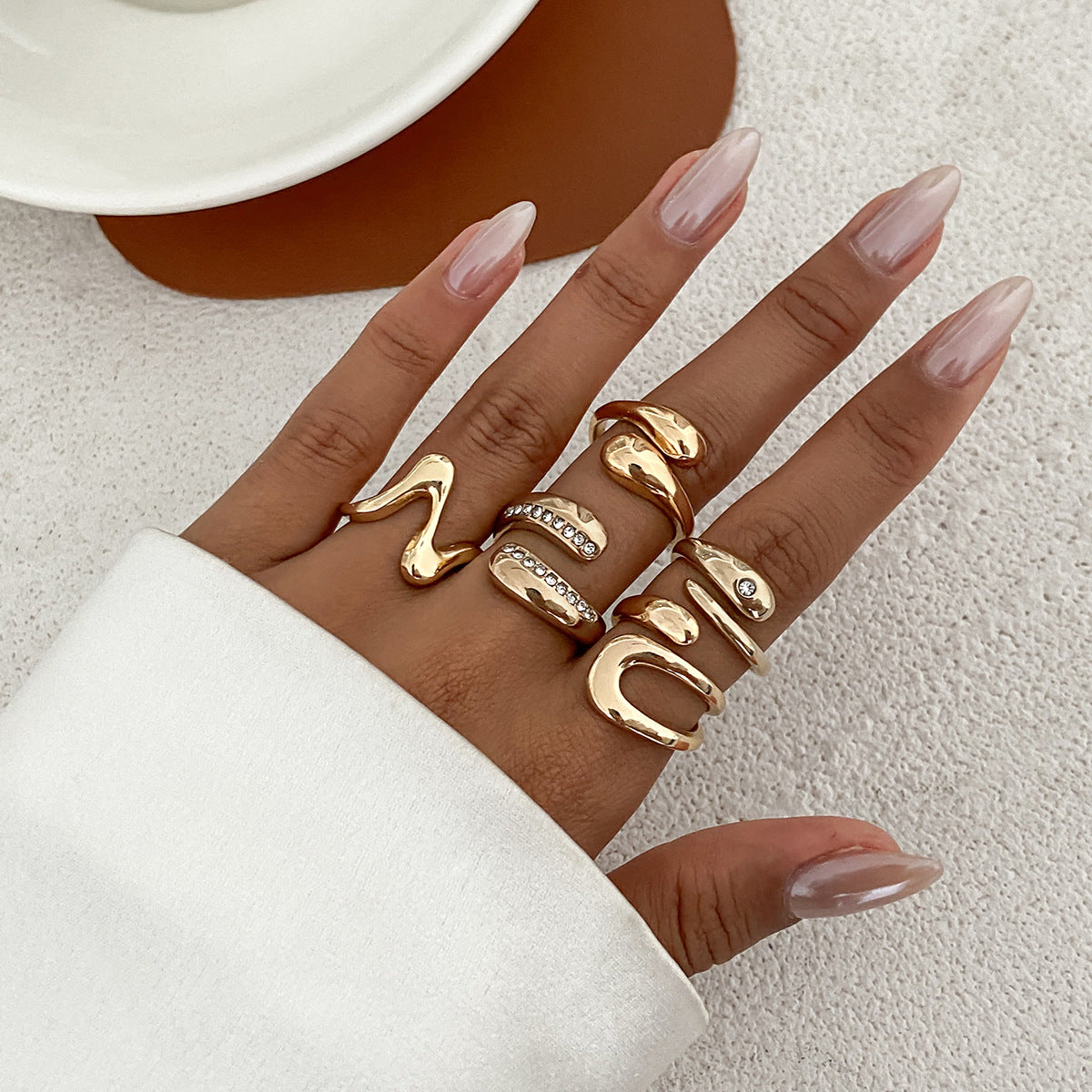 Anillo Minimalista Geométrico de Aleación para Mujer con Diamantes de Imitación Micro-Pavé y Diseño de Junta Abierta