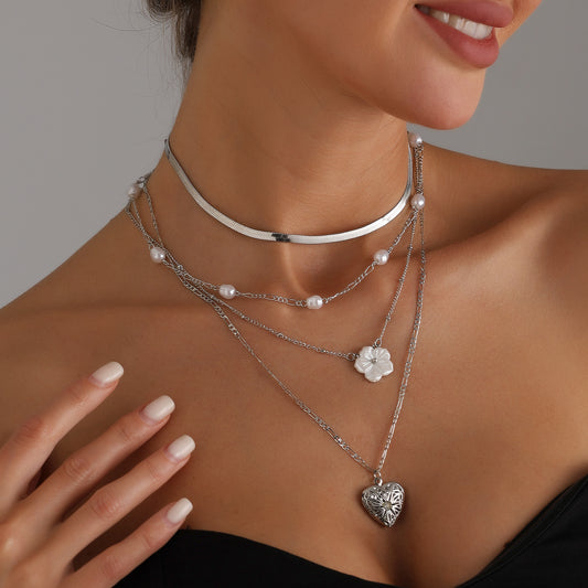Collar con colgante minimalista de aleación en forma de corazón con cadena serpiente para mujer, cadena de clavícula ligera bañada en oro con perla sintética