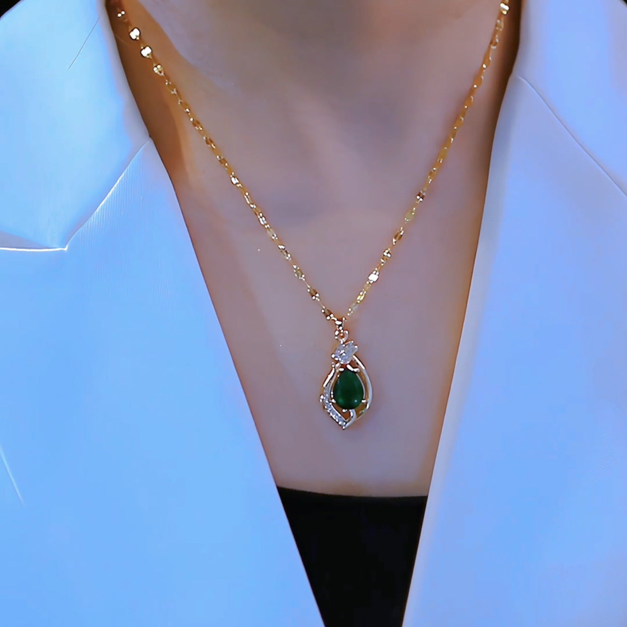 Collar de acero de titanio para mujer con colgante irregular estilo vintage, microincrustaciones de cobre y acabado galvanizado