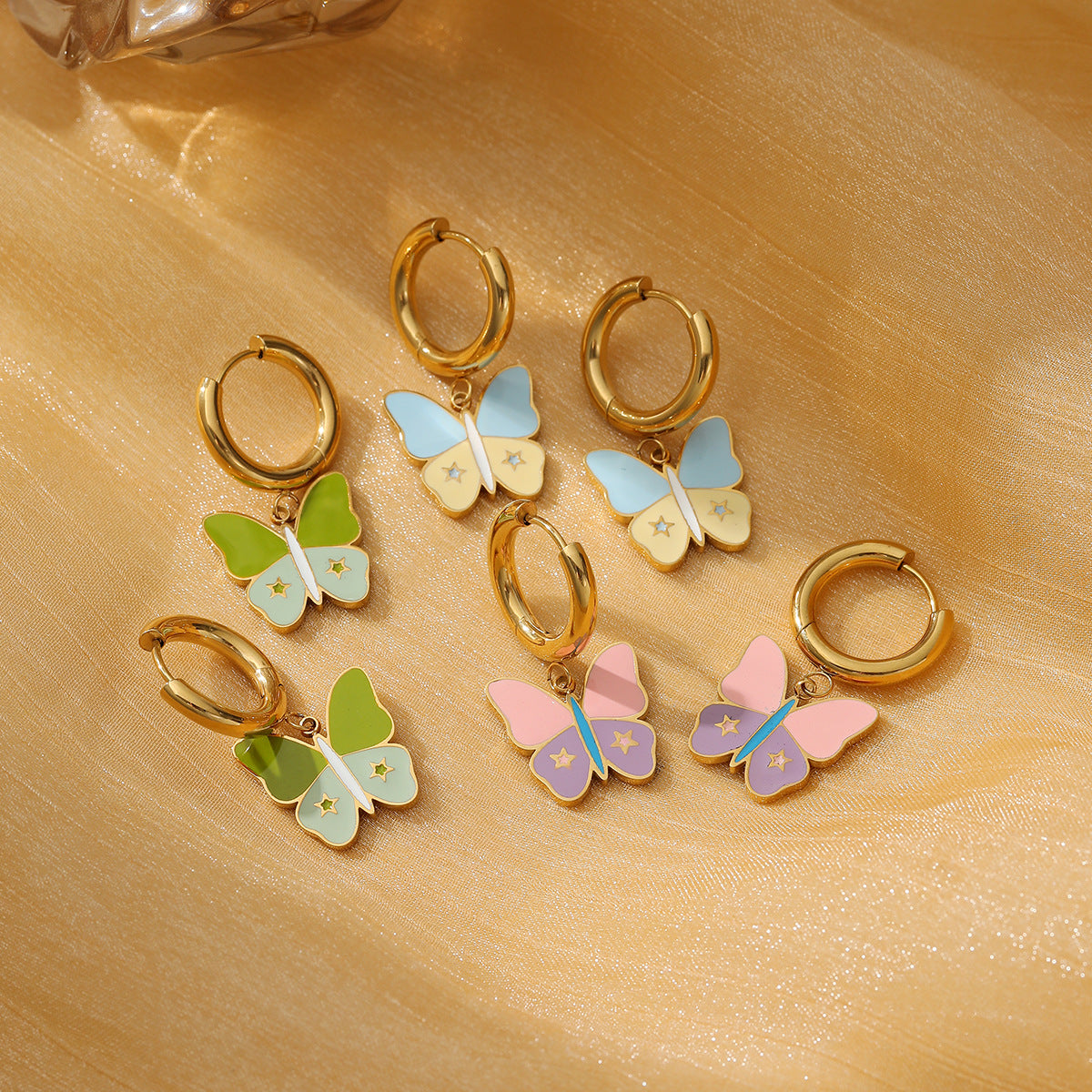 Dulces aretes de acero titanio con forma de mariposa para mujer con esmalte de color y acabado chapado