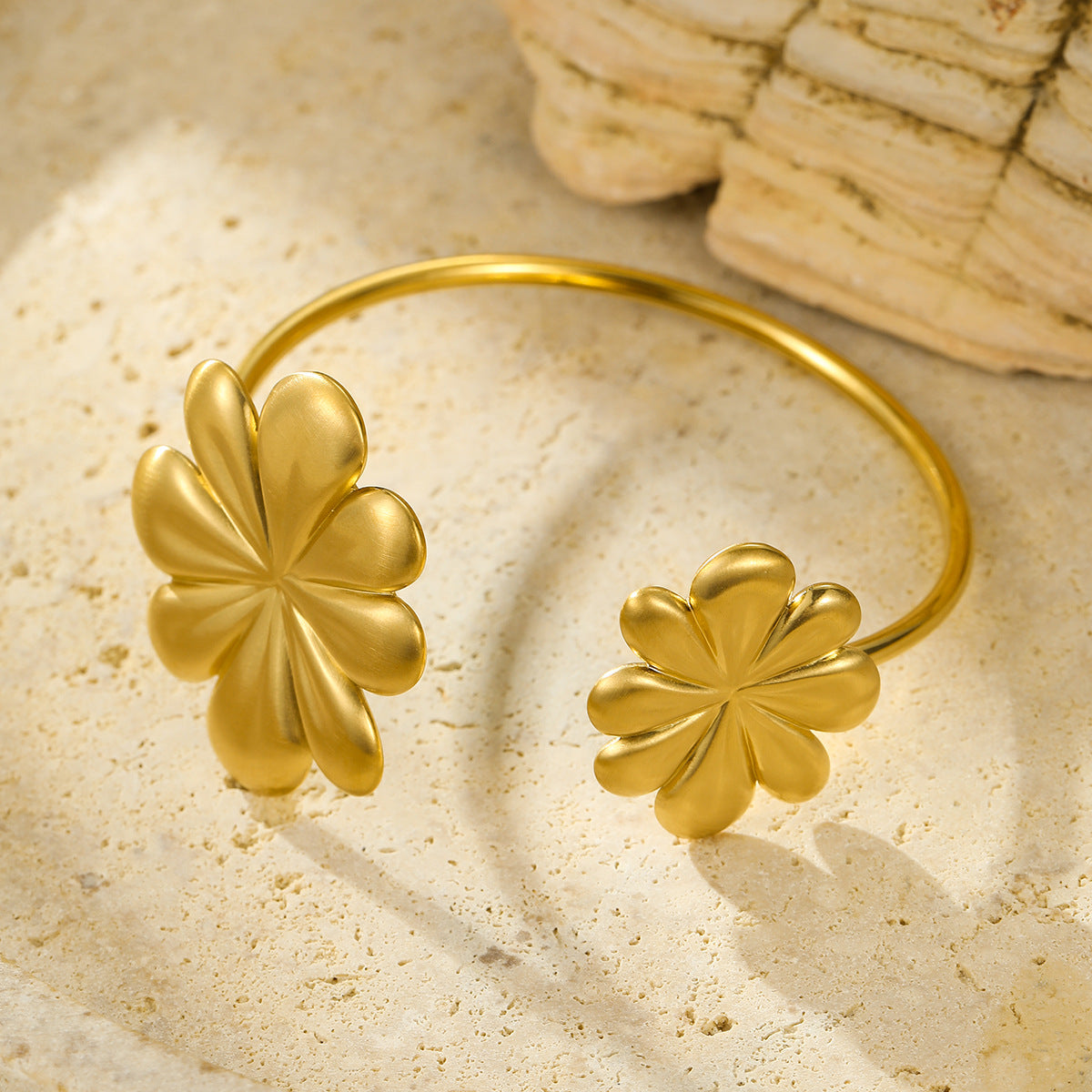 Set di orecchini, bracciale e anello da donna placcati oro 18K in acciaio inossidabile spazzolato, a forma di fiore, in stile vintage