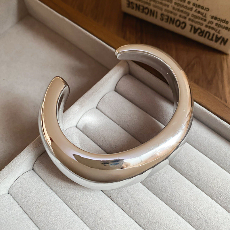 Bracciale rigido in acrilico fatto a mano da donna con design aperto irregolare, bracciale alla moda dalla forma circolare geometrica per l'ufficio e l'eleganza quotidiana
