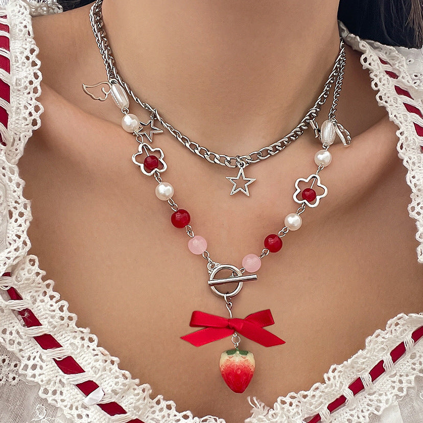Collar con Colgante de Fresa Dulce y Atrevido para Mujer con Dije de Aleación, Acabado Esmaltado, Cadena Irregular, Diseño de Frutas y Lazo