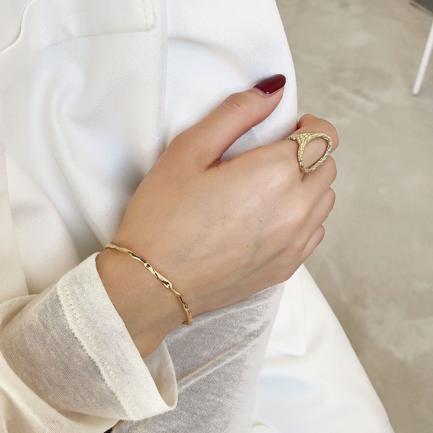 Bracciale da donna in argento sterling 925 con forma irregolare minimalista e superficie texturizzata