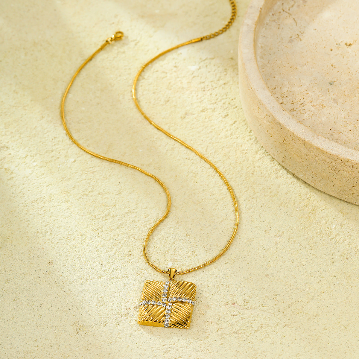 Collana pendente da donna in acciaio inossidabile testurizzato quadrato vintage alla moda con intarsio in zircone a croce