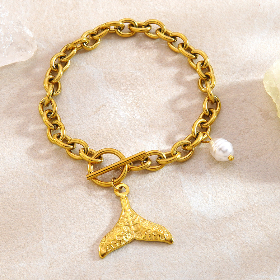 Bracciale Minimalista con Perla a Coda di Pesce in Acciaio Inox Placcato e Chiusura a Moschettone