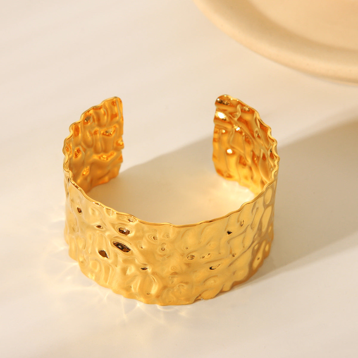 Personalized Exaggerated Hammered Wide Surface 18K Gold Plated Stainless Steel Open Cuff Bracelet for Women