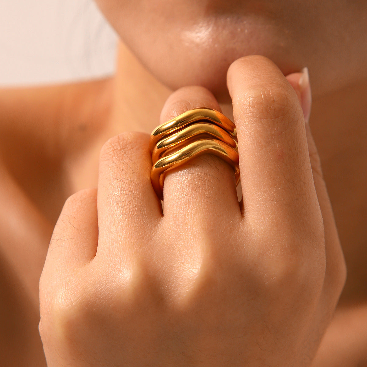 Anello da donna in acciaio inossidabile placcato oro, a onda geometrica minimalista