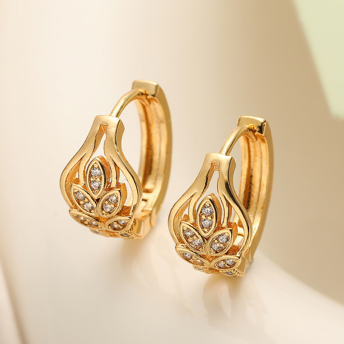 Pendientes Minimalistas Geométricos con Forma de Hoja para Mujer, con Baño de Oro e Incrustaciones de Circonitas