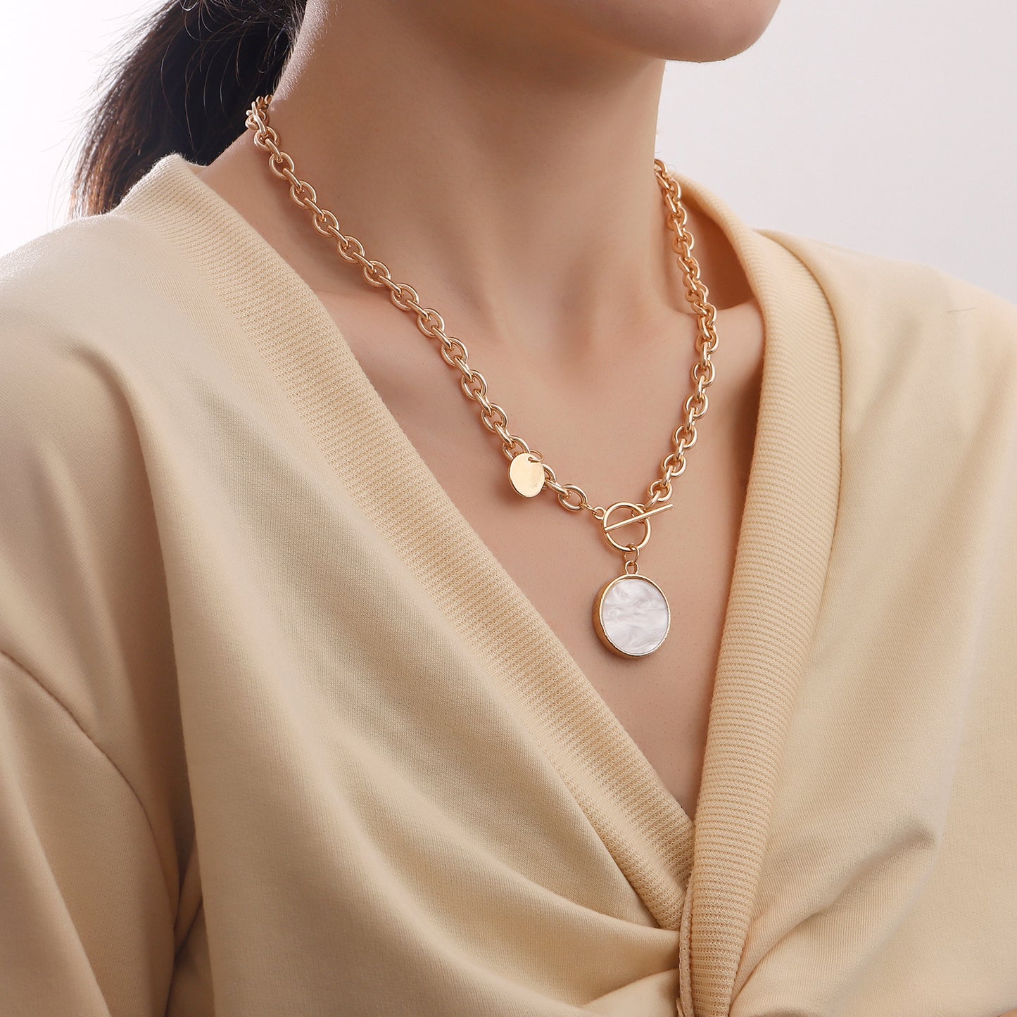 Punk Style Geometric Mother-of-Pearl Pendant Necklace for Women Alloy Chain with Plating Finish