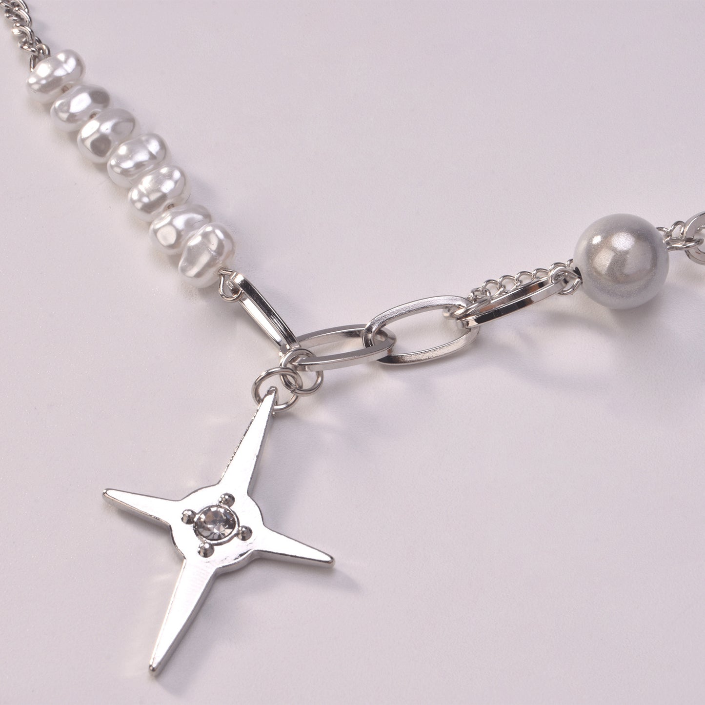 Asymmetrical Star-Shaped Glow-in-the-Dark Pearl Necklace for Women Made of Alloy with Electroplated Finish
