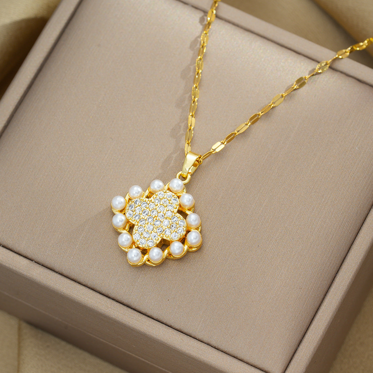 Set Collana Pendente Minimalista a Quadrifoglio Geometrico con Intarsio di Perle e Placcatura in Acciaio al Titanio da Donna