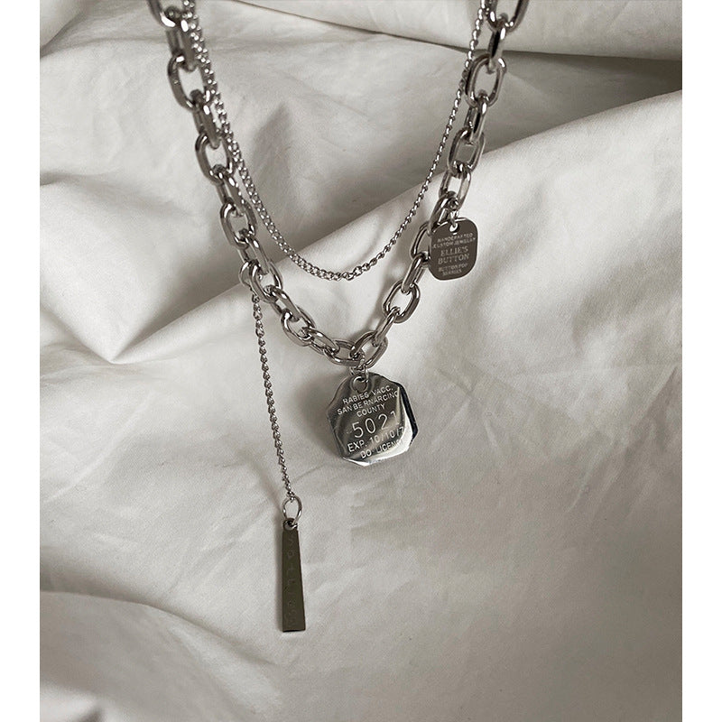 Collar Minimalista Geométrico en Acero de Titanio en Capas para Mujeres y Hombres con Colgante Pulido y Diseño de Cadena de Clavícula