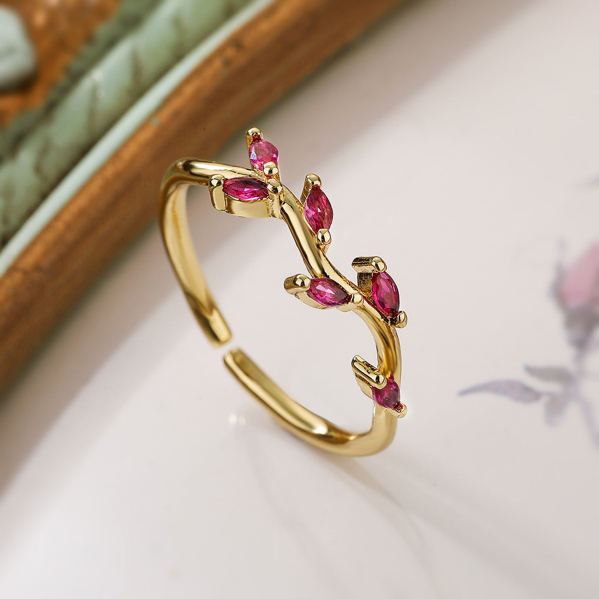 Anello Aperto Geometrico Minimalista da Donna in Ottone con Placcatura in Oro Vero e Intarsio in Zircone