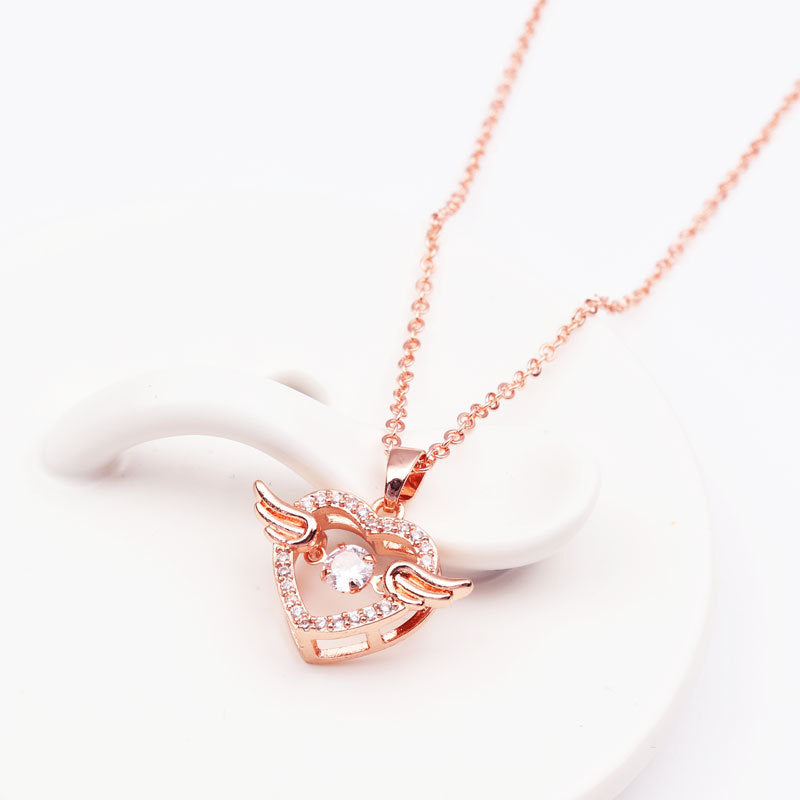Affascinante Collana con Ciondolo a Cuore d'Angelo da Donna in Acciaio al Titanio con Intarsio di Strass su Catena a O Design Elegante Minimalista