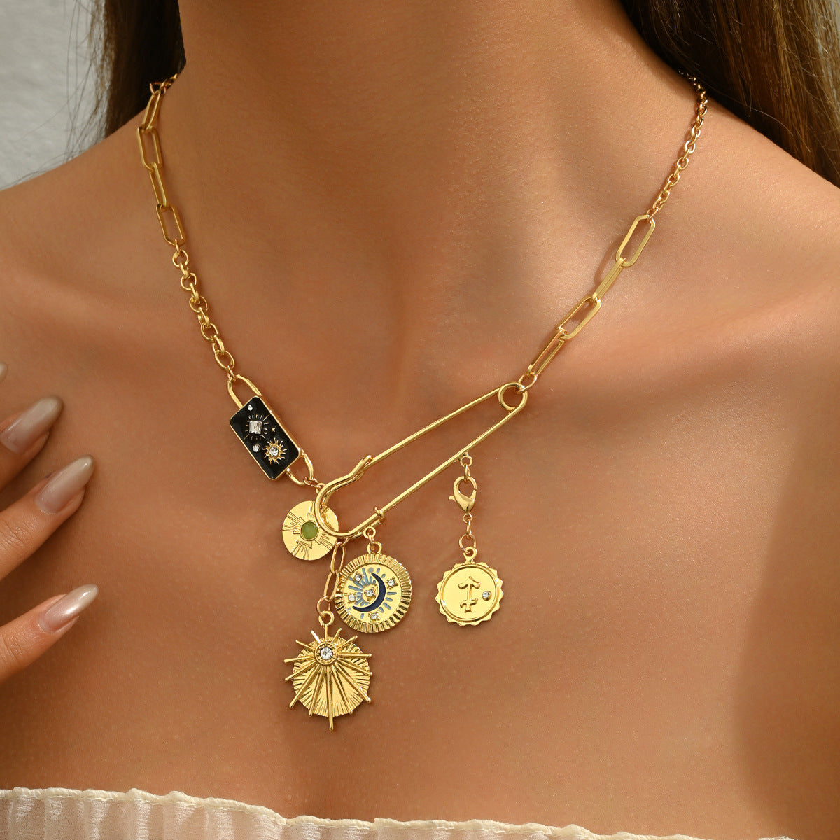 Collana con ciondolo a moneta geometrica Sole Luna da donna in lega di zinco con finitura smaltata, catena lunga alla clavicola, accessorio di moda