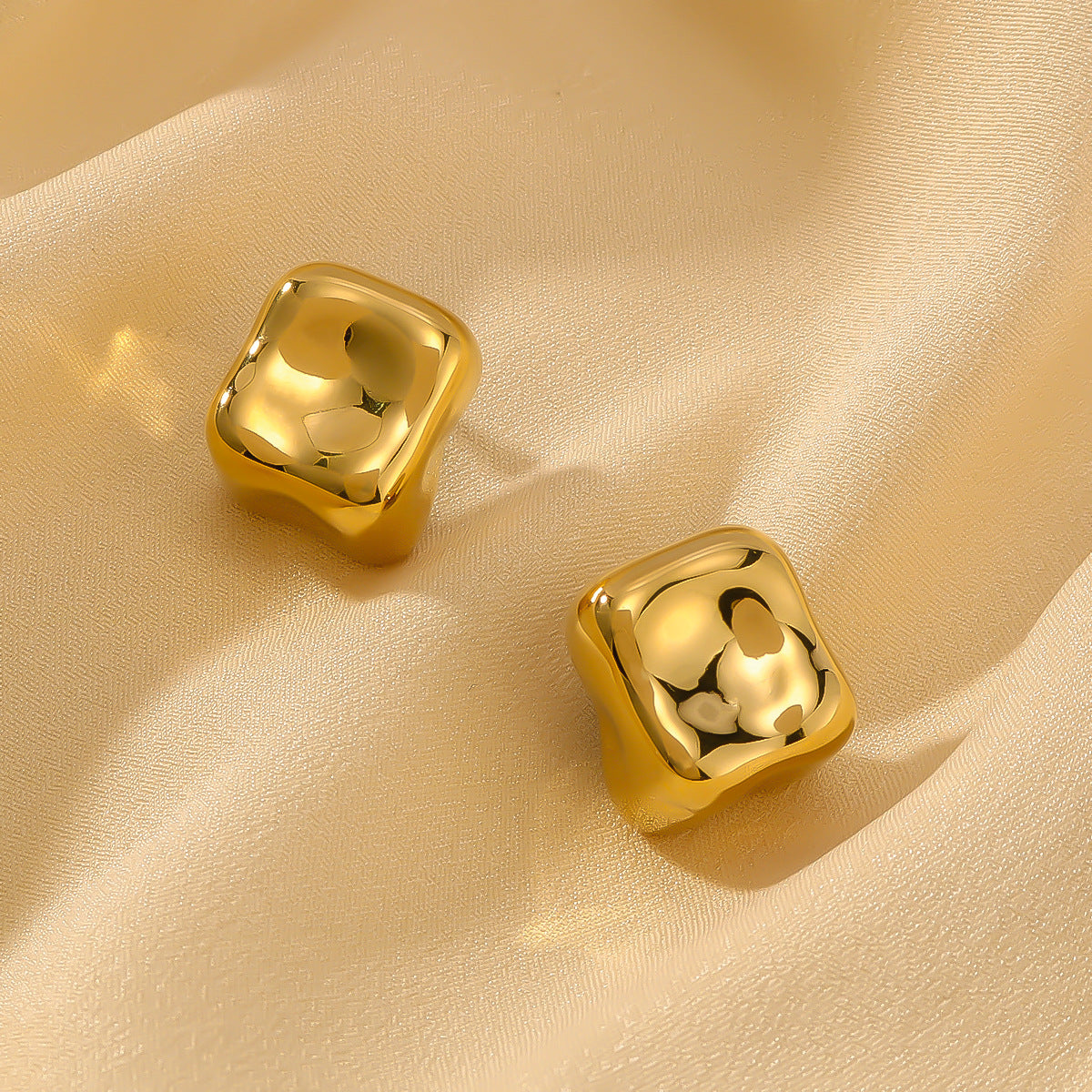 Orecchini geometrici minimalisti irregolari quadrati in acciaio inossidabile con finitura in oro 18K placcata sottovuoto