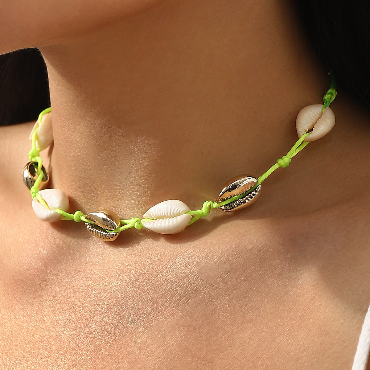 Collar con colgante de concha geométrica estilo bohemio con cadena de aleación y cuerda trenzada para mujer, accesorio para fiesta casual de verano en la playa