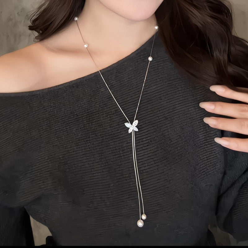 Collana di lusso con pendente a farfalla e intarsi in zirconi cubici su catena in rame per donna