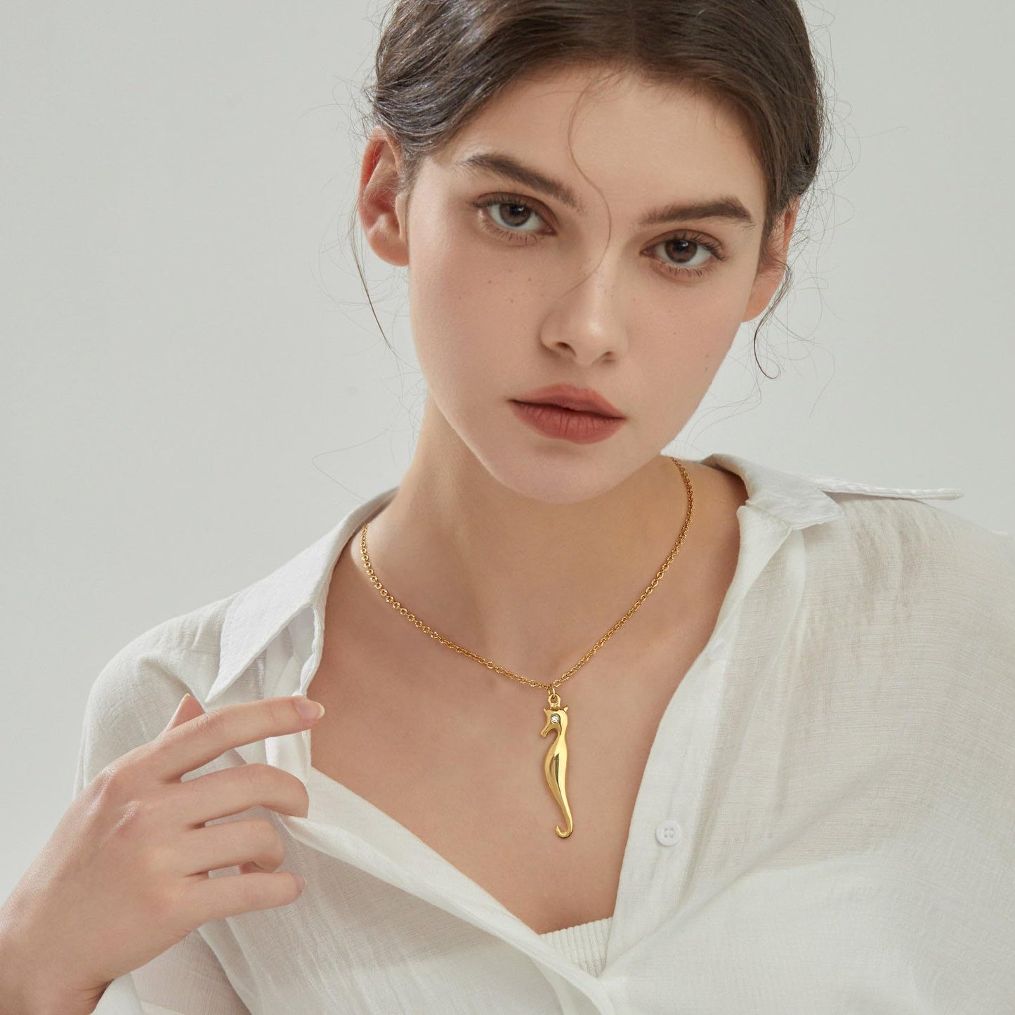 Collana con Pendente Ippocampo alla Moda da Donna in Acciaio Inossidabile Placcato Oro, Catena Minimalista per Clavicola
